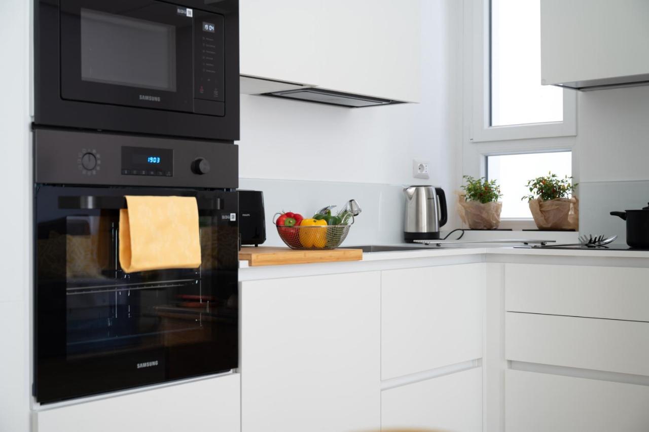 Iflat Wood And Marble Riverfront Apartment Rome