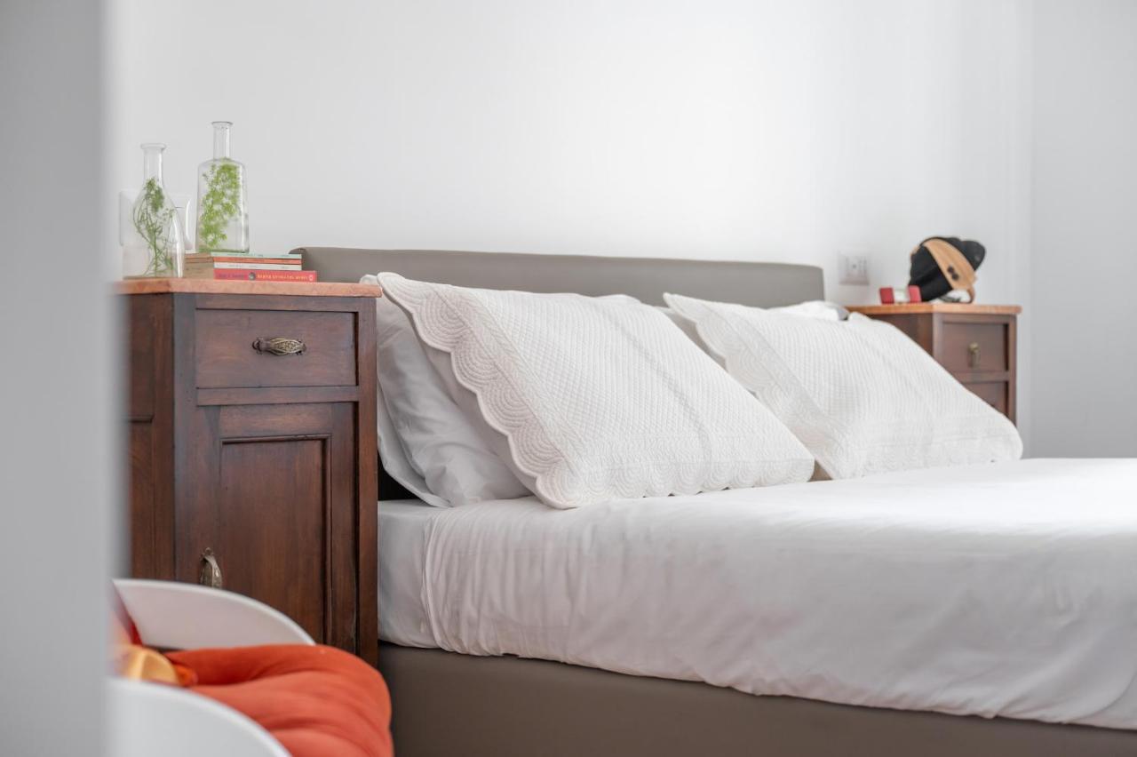 Iflat Wood And Marble Riverfront Apartment Rome