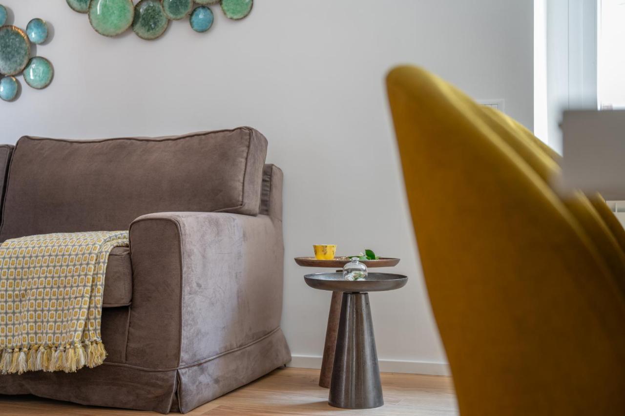 Iflat Wood And Marble Riverfront Apartment Rome